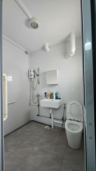 219 Petir Road, 219 Petir Road, 2 Bedrooms, 786 sqft, HDB Flat For Rent, by A R Selva (Arul), 500068006 - Bathroom - PropertyGuru.com.sg