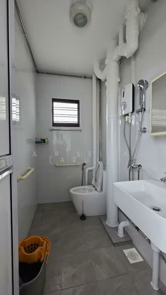 219 Petir Road, 219 Petir Road, 2 Bedrooms, 786 sqft, HDB Flat For Rent, by A R Selva (Arul), 500068006 - Bathroom - PropertyGuru.com.sg