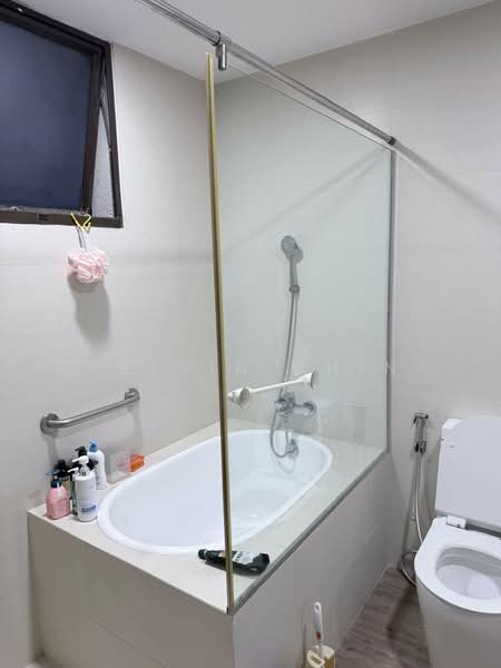 Parc Oasis, 53 Jurong East Avenue 1, 3 Bedrooms, 1,378 sqft, Condominium For Rent, by Kelvin Chin, 500068022 - Bathroom - PropertyGuru.com.sg