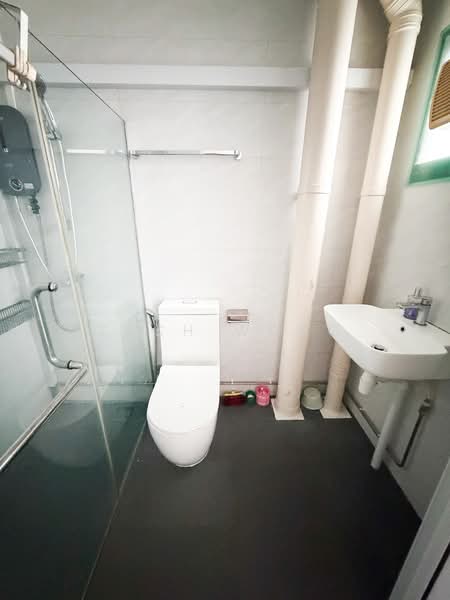 55 Strathmore Avenue, 55 Strathmore Avenue, 3 Bedrooms, 1,022 sqft, HDB Flat For Rent, by Zach Wong, 500068024 - Bathroom - PropertyGuru.com.sg