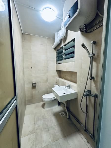 272 Pasir Ris Street 21 HDB Flat For Sale at S$ 600,000 | PropertyGuru Singapore - Bathroom