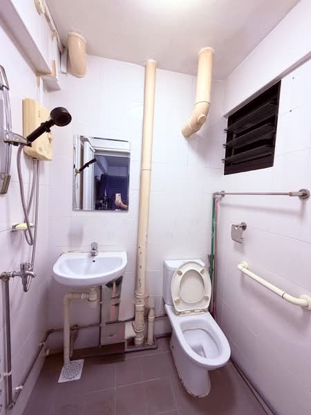 224 Serangoon Avenue 4 HDB Flat For Sale at S$ 620,888 | PropertyGuru Singapore - Bathroom