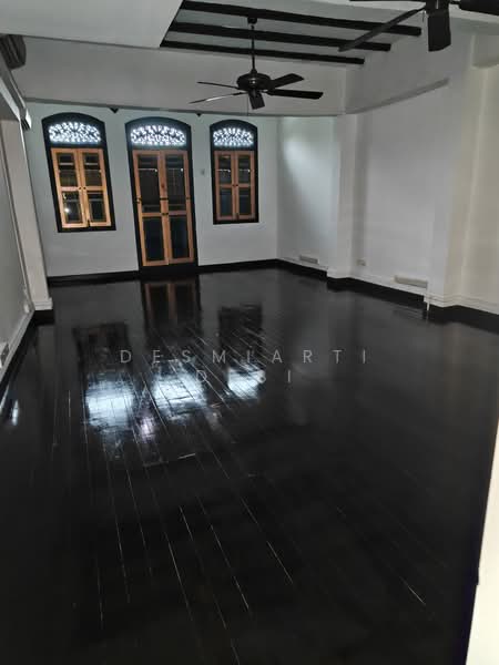 RETAILS FASHION/TAKEAWAY FOOD/OFFICE/GYM/YOGA, Kandahar Street, 2,598 sqft, Shop / Shophouse For Rent, by Desmiarti Desi, 500068098 - Living Room - CommercialGuru.com.sg