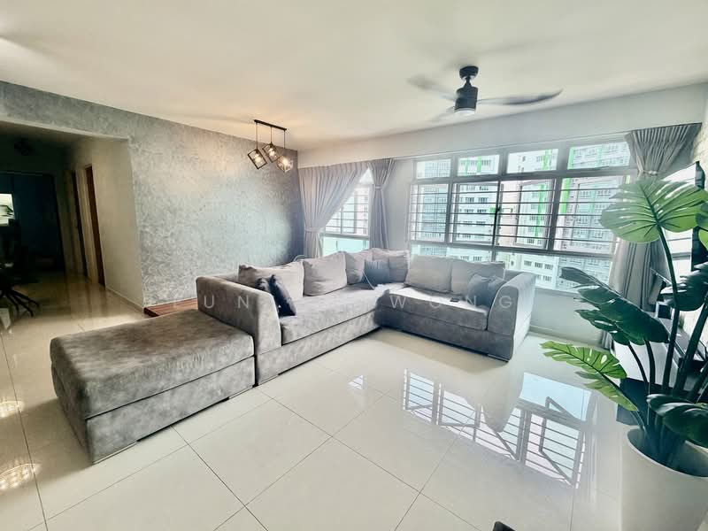 184A Woodlands Street 13 HDB Flat For Sale at S$ 825,000 | PropertyGuru Singapore - Living Room