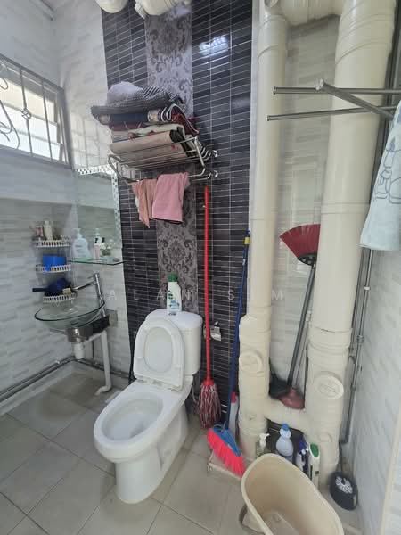 347 Tampines Street 33 HDB Flat For Sale at S$ 650,000 | PropertyGuru Singapore - Bathroom