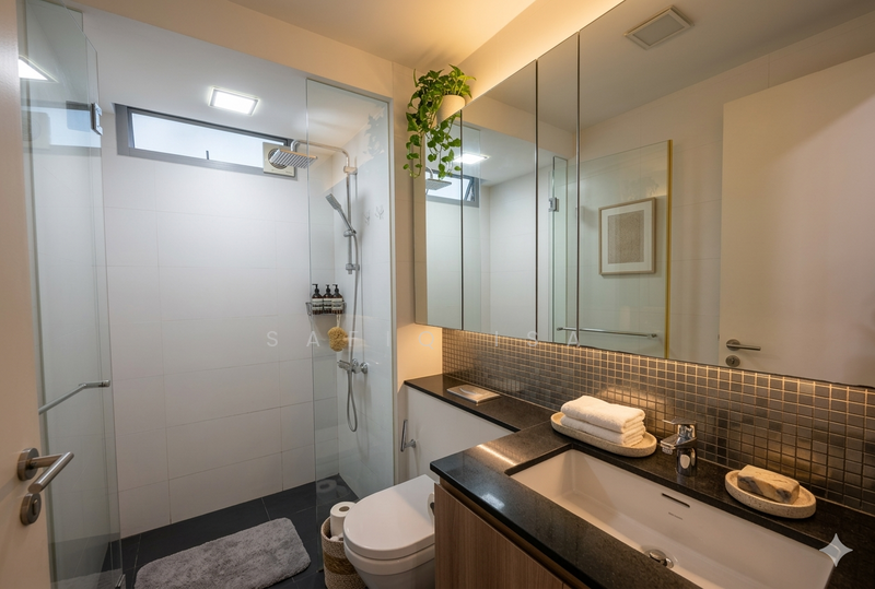 The Minton, 147 Hougang Street 11, 3 Bedrooms, 1,089 sqft, Condominium For Rent, by Safiq Isa, 500068125 - Common Bathroom - PropertyGuru.com.sg
