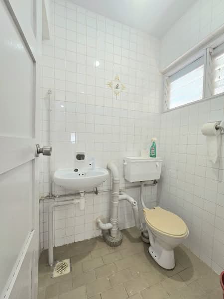 703 Hougang Avenue 2 HDB Flat For Sale at S$ 470,000 | PropertyGuru Singapore - Bathroom