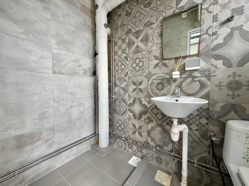 854 Jurong West Street 81 HDB Flat For Sale at S$ 610,000 | PropertyGuru Singapore - Bathroom