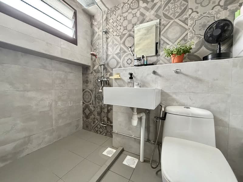 854 Jurong West Street 81 HDB Flat For Sale at S$ 610,000 | PropertyGuru Singapore - Bathroom