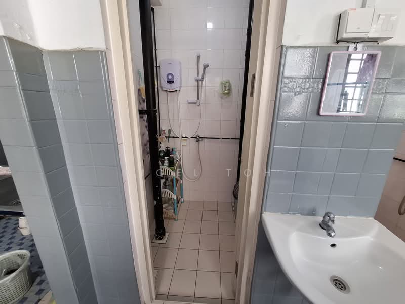 10 Jalan Kukoh HDB Flat For Sale at S$ 350,000 | PropertyGuru Singapore - Bathroom