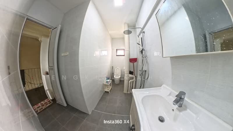 842 Sims Avenue HDB Flat For Sale at S$ 1,200,000 | PropertyGuru Singapore - Common Bathroom L2
