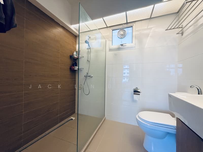 876C Tampines Avenue 8 HDB Flat For Sale at S$ 868,000 | PropertyGuru Singapore - Bathroom