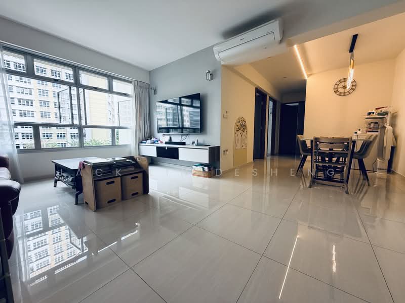 876C Tampines Avenue 8 HDB Flat For Sale at S$ 868,000 | PropertyGuru Singapore - Living Room