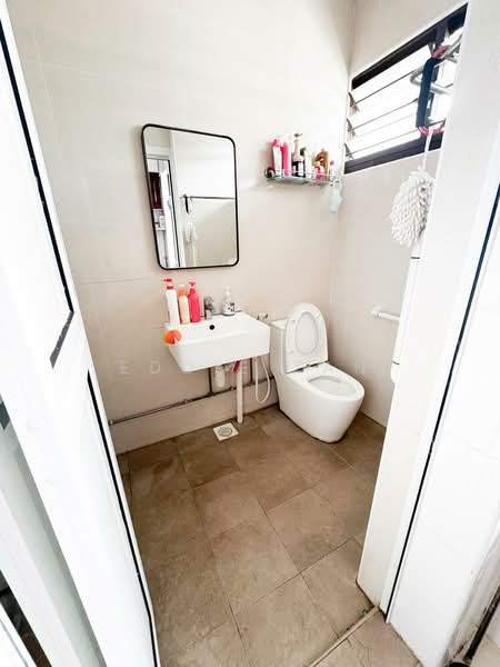 734 Jurong West Street 73 HDB Flat For Sale at S$ 568,000 | PropertyGuru Singapore - Bathroom