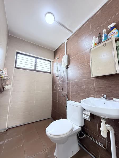 786 Yishun Ring Road HDB Flat For Sale at S$ 699,999 | PropertyGuru Singapore - Bathroom