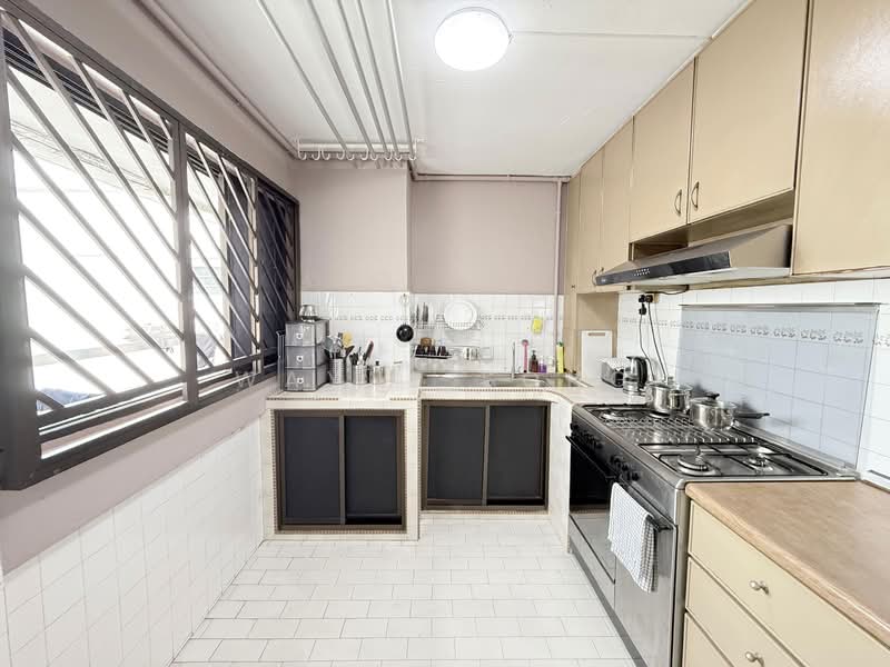 786 Yishun Ring Road HDB Flat For Sale at S$ 699,999 | PropertyGuru Singapore - Kitchen
