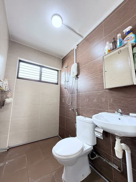 786 Yishun Ring Road HDB Flat For Sale at S$ 699,999 | PropertyGuru Singapore - Bathroom