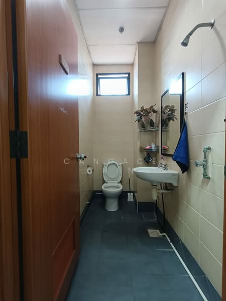 Tradehub 21, 8 Boon Lay Way, 1,840 sqft, Light Industrial (B1) For Sale, by Candace Chin, 500068394 - Washroom - CommercialGuru.com.sg