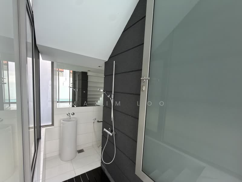 Bungalow House near Botanic Garden, , 5 Bedrooms, 7,400 sqft, Detached House For Rent, by Maxim Loo, 500068410 - Bathroom - PropertyGuru.com.sg