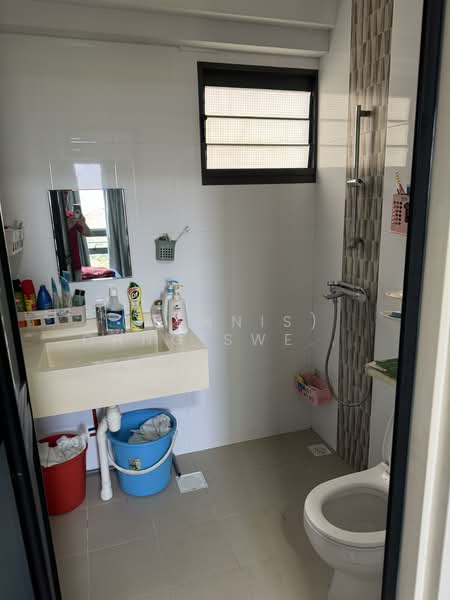 96 Dawson Road HDB Flat For Sale at S$ 850,000 | PropertyGuru Singapore - Bathroom