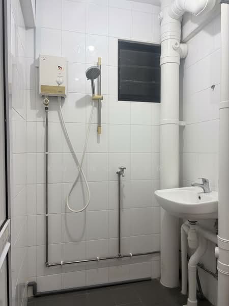 335A Smith Street, 335A Smith Street, 2 Bedrooms, 646 sqft, HDB Flat For Rent, by Kuang YiRu, 500068477 - Bathroom - PropertyGuru.com.sg
