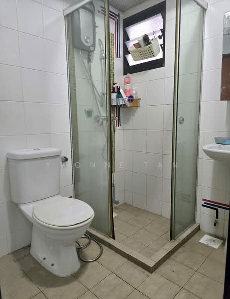 181A Boon Lay Drive HDB Flat For Sale at S$ 638,000 | PropertyGuru Singapore - Bathroom