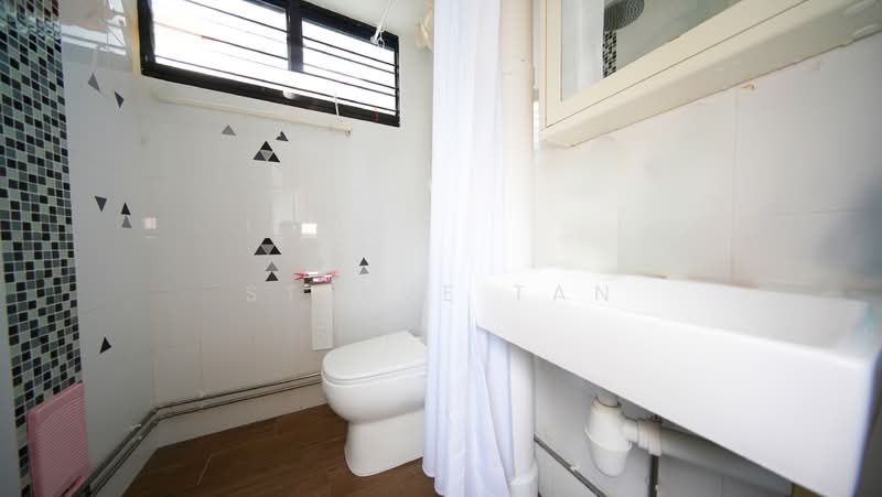 150 Ang Mo Kio Avenue 5 HDB Flat For Sale at S$ 448,000 | PropertyGuru Singapore - Bathroom
