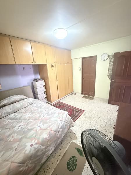 72 Bedok South Avenue 3 HDB Flat For Sale at S$ 730,000 | PropertyGuru Singapore - Master Bedroom