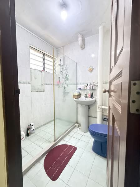 72 Bedok South Avenue 3 HDB Flat For Sale at S$ 730,000 | PropertyGuru Singapore - Master Bathroom