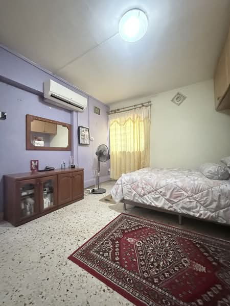 72 Bedok South Avenue 3 HDB Flat For Sale at S$ 730,000 | PropertyGuru Singapore - Master Bedroom
