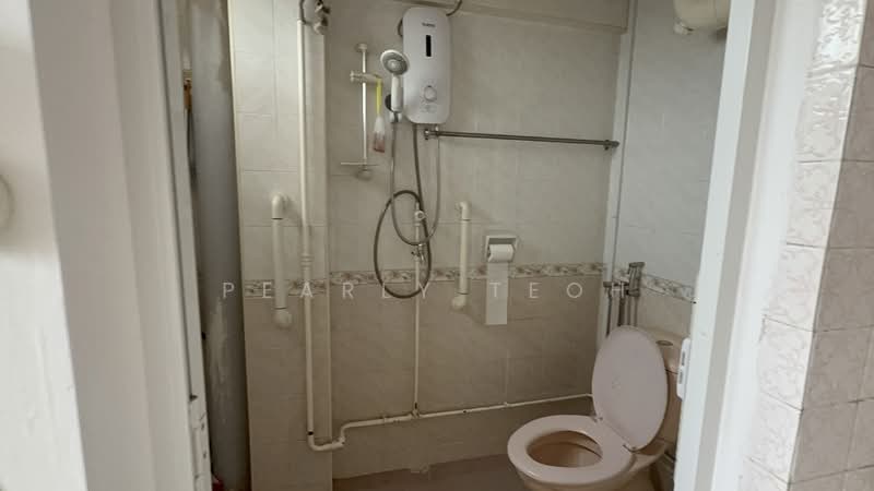 9 Selegie Road HDB Flat For Sale at S$ 470,000 | PropertyGuru Singapore - Bathroom