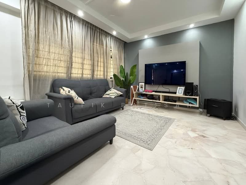 735 Tampines Street 72 HDB Flat For Sale at S$ 638,000 | PropertyGuru Singapore - Living Room