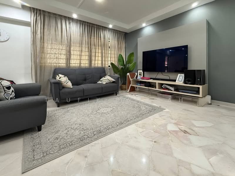 735 Tampines Street 72 HDB Flat For Sale at S$ 638,000 | PropertyGuru Singapore - Living Room