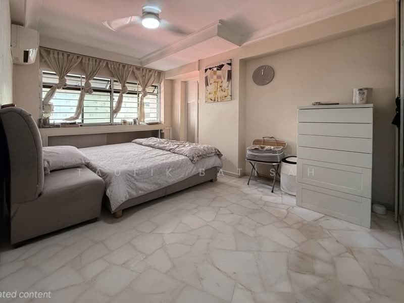 735 Tampines Street 72 HDB Flat For Sale at S$ 638,000 | PropertyGuru Singapore - Master Bedroom
