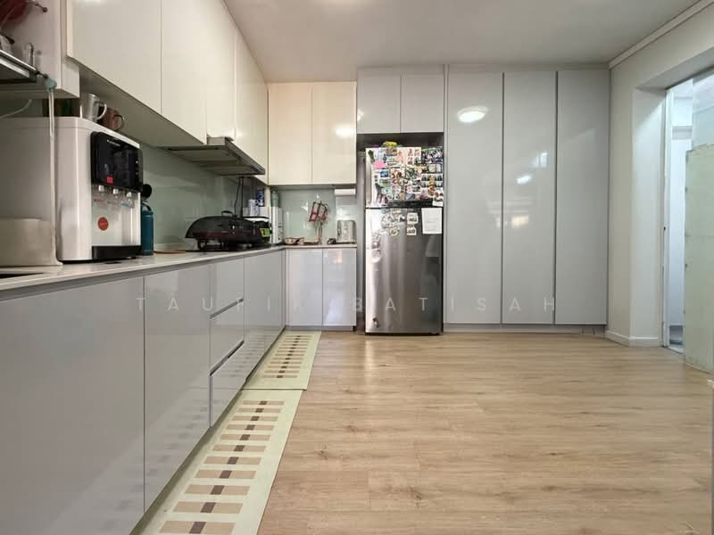735 Tampines Street 72 HDB Flat For Sale at S$ 638,000 | PropertyGuru Singapore - Kitchen