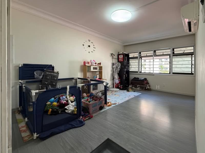 735 Tampines Street 72 HDB Flat For Sale at S$ 638,000 | PropertyGuru Singapore - Common Room