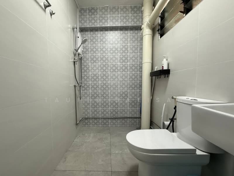 735 Tampines Street 72 HDB Flat For Sale at S$ 638,000 | PropertyGuru Singapore - Bathroom
