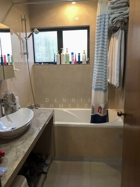 Siglap / Frankel Estate, Yarrow Gardens, 4 Bedrooms, 2,800 sqft, Semi-Detached House For Rent, by Dennis Schmelzer, 500068641 - Master Bath - PropertyGuru.com.sg