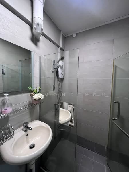 72 Telok Blangah Heights HDB Flat For Sale at S$ 798,000 | PropertyGuru Singapore - Bathroom