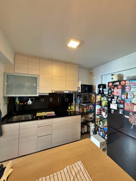 140A Corporation Drive HDB Flat For Sale at S$ 650,000 | PropertyGuru Singapore - Kitchen