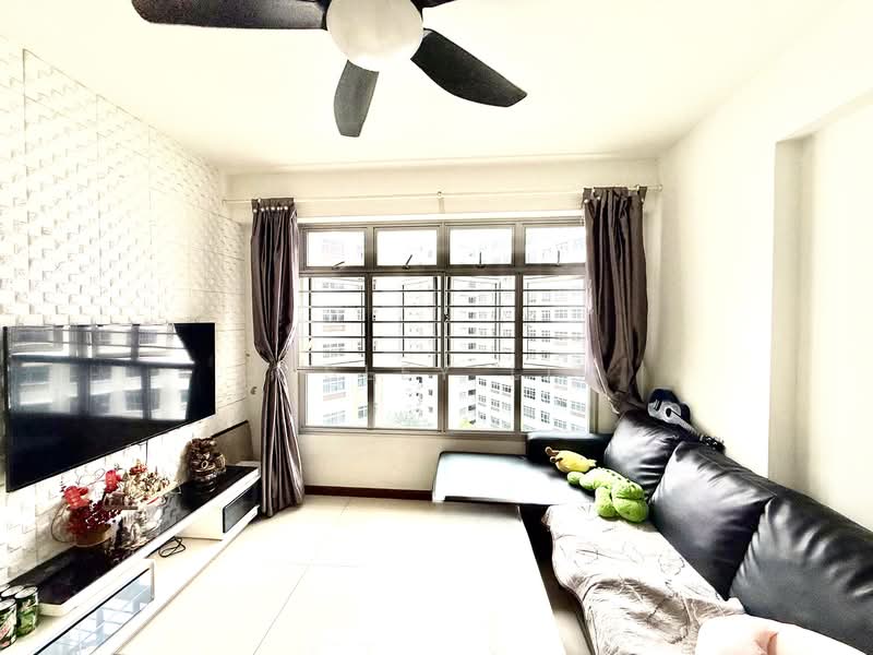 672C Yishun Avenue 4 HDB Flat For Sale at S$ 650,000 | PropertyGuru Singapore - Living Room