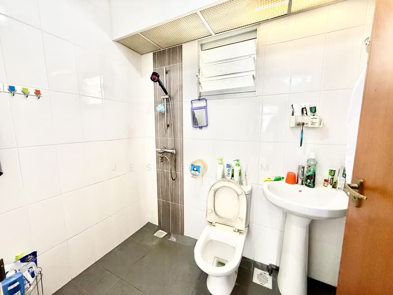 672C Yishun Avenue 4 HDB Flat For Sale at S$ 650,000 | PropertyGuru Singapore - Bathroom