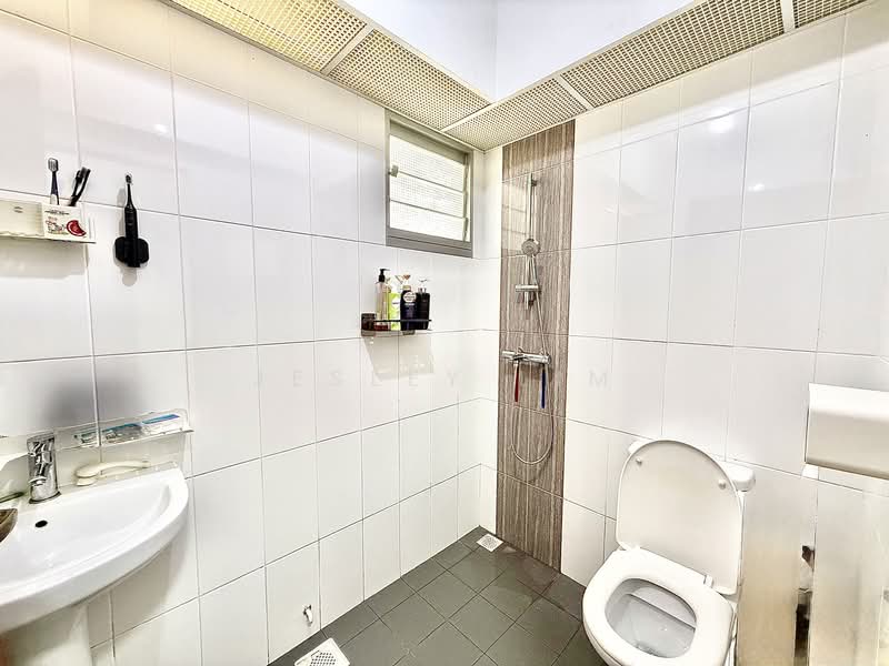 672C Yishun Avenue 4 HDB Flat For Sale at S$ 650,000 | PropertyGuru Singapore - Bathroom