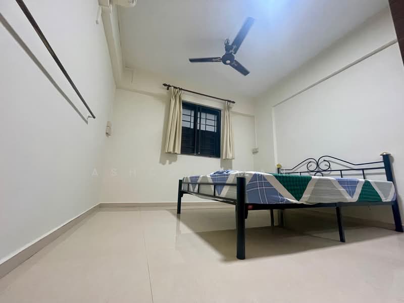 530 Jurong West Street 52 HDB Flat For Sale at S$ 435,000 | PropertyGuru Singapore - Bedroom