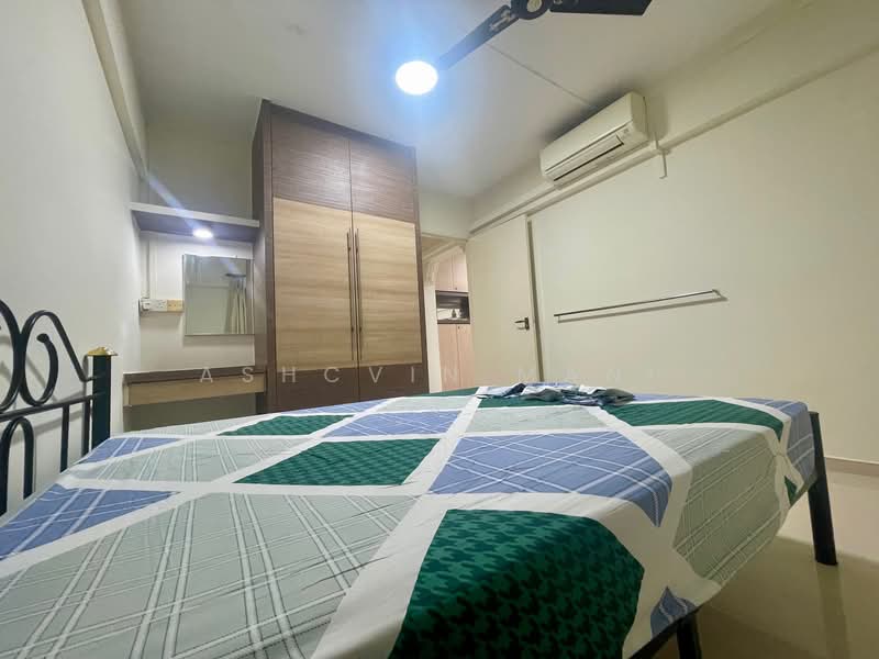530 Jurong West Street 52 HDB Flat For Sale at S$ 435,000 | PropertyGuru Singapore - Bedroom