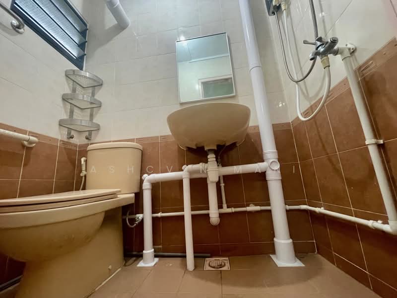 530 Jurong West Street 52 HDB Flat For Sale at S$ 435,000 | PropertyGuru Singapore - Bathroom