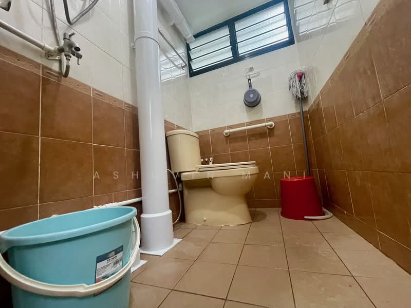 530 Jurong West Street 52 HDB Flat For Sale at S$ 435,000 | PropertyGuru Singapore - Bathroom