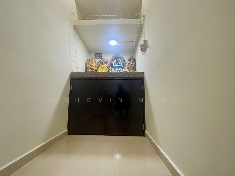 530 Jurong West Street 52 HDB Flat For Sale at S$ 435,000 | PropertyGuru Singapore - Store Room
