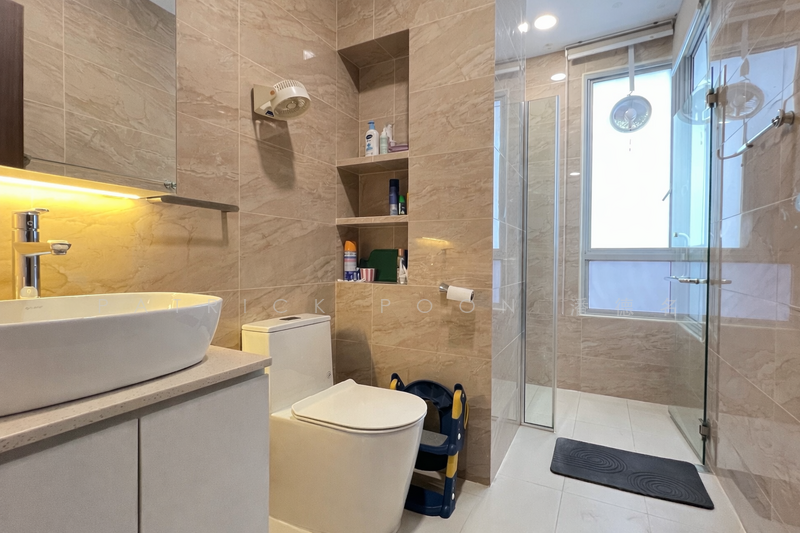 The Lakeshore Condominium For Sale at S$ 2,250,000 | PropertyGuru Singapore - Bathroom