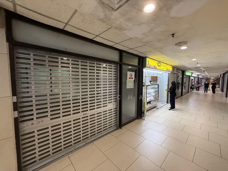 Lucky Plaza, 304 Orchard Road, 388 sqft, Mall Shop For Sale, by Nick Chan, 500068756 - Corridor - CommercialGuru.com.sg